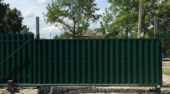Монтаж откатных ворот и калитки в больнице Новомосковска
